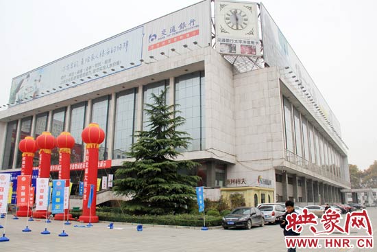 11月28日，記者從鄭州市政府獲悉，河南省人民會堂決定拆除違法存在10多年的巨型樓頂廣告。