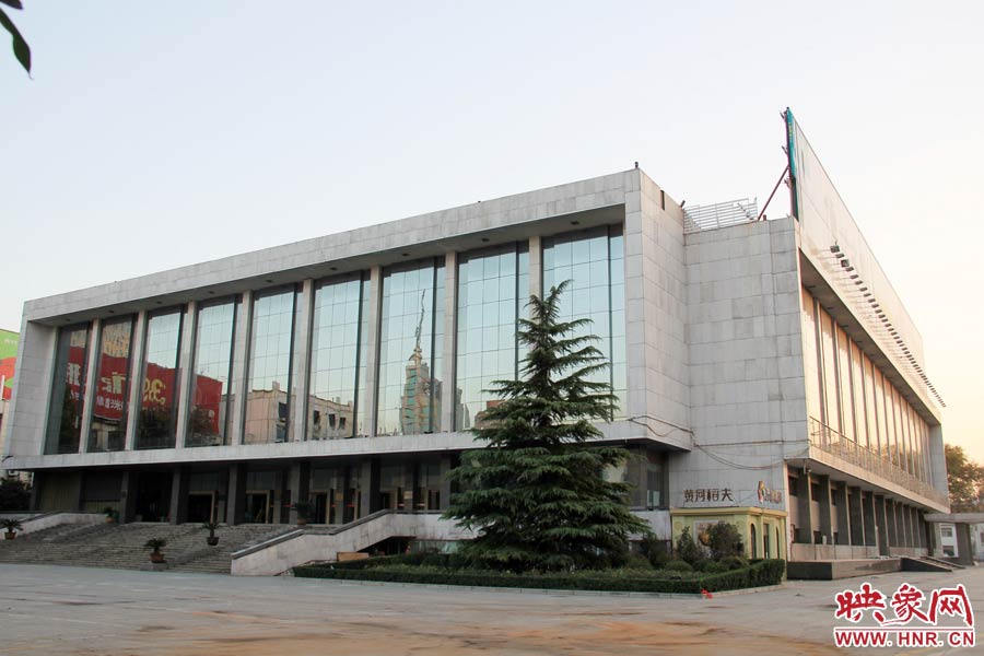 省人民會堂樓頂西側(cè)的廣告牌已經(jīng)全部拆除完畢，現(xiàn)場的施工人員和機械設備已經(jīng)全部撤離。