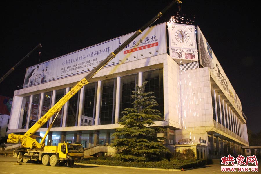 21點50分，切割機開始對中間最小的一塊牌進行切割。頂著“呼呼”的寒風，巨大廣告牌上火花四濺。