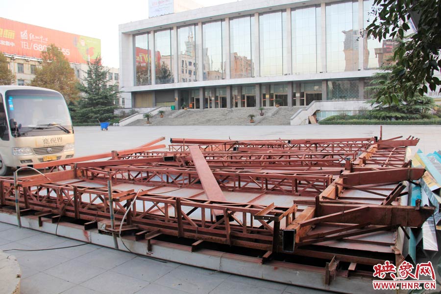 受天氣影響，拆除工作暫時中止。