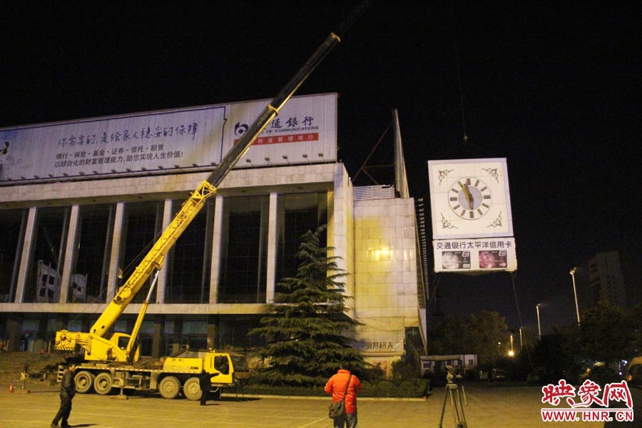 23點左右，位于樓頂東南角的第一塊牌被卸掉。