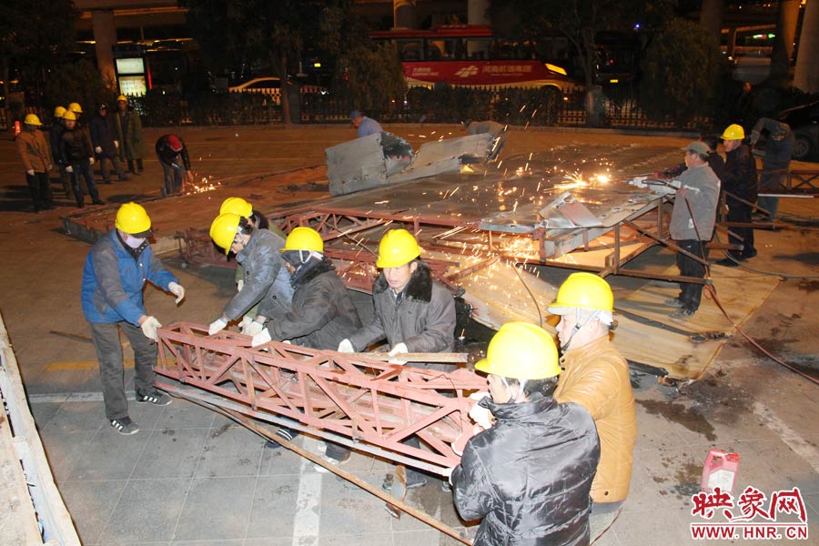 工人們揮動鐵錘，加快拆除進度。