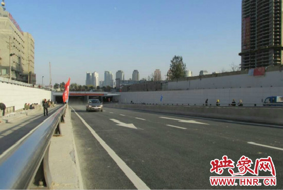 紅專路下穿中州大道隧道工程西起紅專路與姚寨路交叉口，東至紅專路與龍湖外環(huán)路交叉口。