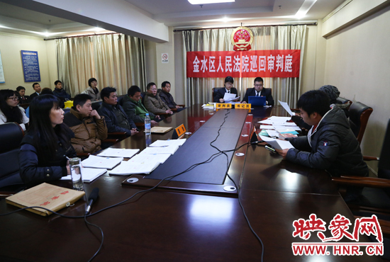 12月2日上午9點(diǎn)，鄭州市金水區(qū)法院將法庭搬到了經(jīng)八路辦事處，并案審理了這6起勞務(wù)糾紛案件。