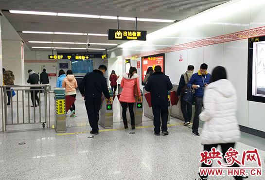 出站閘機(jī)口并沒有地鐵工作人員。