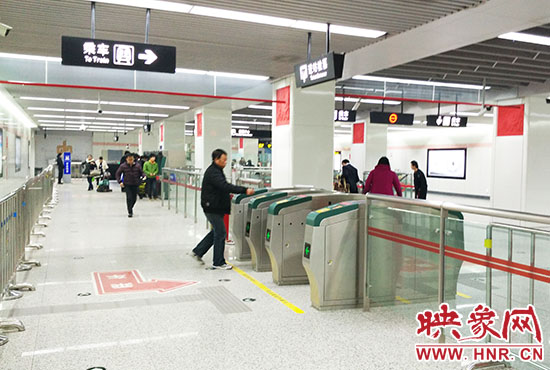 進(jìn)站處也沒有工作人員。