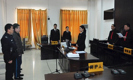 審判現(xiàn)場(chǎng) 圖片來(lái)源:豫法陽(yáng)光微博 審判現(xiàn)場(chǎng) 圖片來(lái)源:豫法陽(yáng)光微博