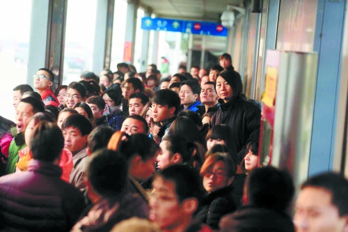 早高峰期，很多上班族在此換乘