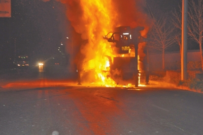 火勢(shì)異常兇猛,消防官兵都無法靠近。