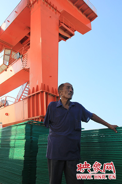 2014年7月31日，淅川縣九重鎮(zhèn)陶岔村獨(dú)臂護(hù)水員李進(jìn)群在淅川渠首。