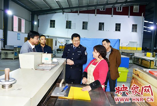 政委陳兆甲深入企業(yè)走訪，了解企業(yè)生產(chǎn)及周邊治安狀況。