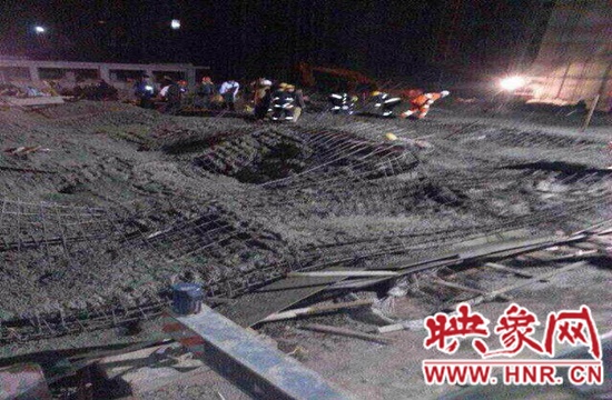 圖為事故現(xiàn)場情況，當(dāng)?shù)厝罕姽﹫D。