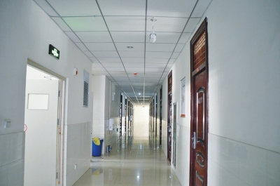 像這樣的攝像頭，宿舍樓里每層安裝了7個。