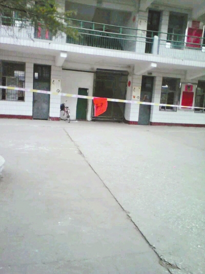 危樓周圍拉起警戒線 危樓周圍拉起警戒線