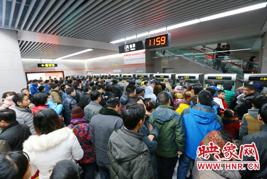 地鐵開通首日，上午十一點(diǎn)五十九分，紫荊山地鐵站售票機(jī)前擠滿了買票的市民。