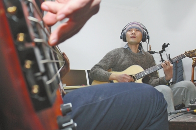 抱著吉他撥弄琴弦，子芙唱著自己的音樂。