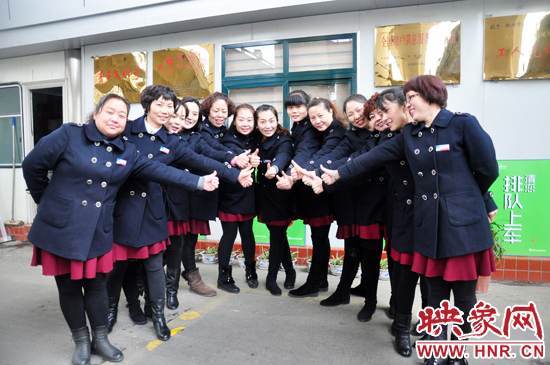 1月6日， 鄭州公交四公司一車隊104路公交線路的女車長們換上了新冬裝，讓人耳目一新。