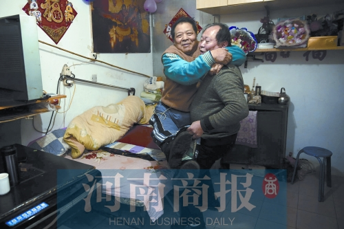 2015年1月15日，老鄰居抱起180斤重的高新海去坐三輪車，準(zhǔn)備出去轉(zhuǎn)轉(zhuǎn)