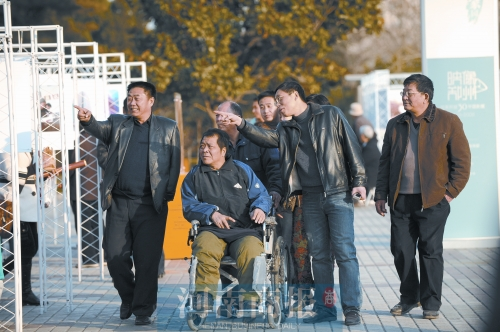 2009年9月15日，老鄰居們陪高新海游綠城廣場 井勇/供圖