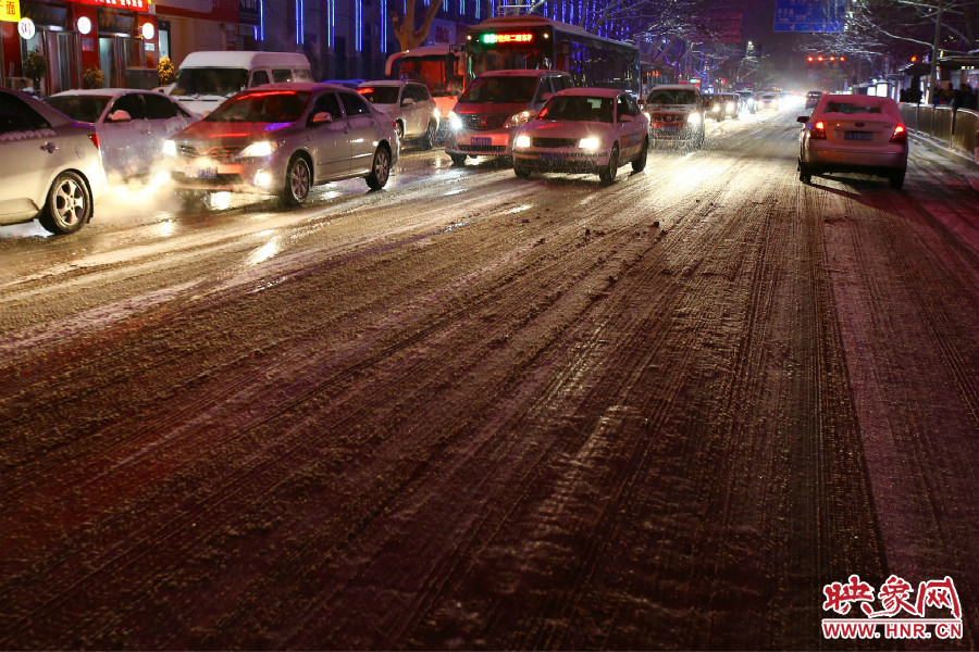 夜晚的雪路給出行的人們?cè)黾恿死щy。