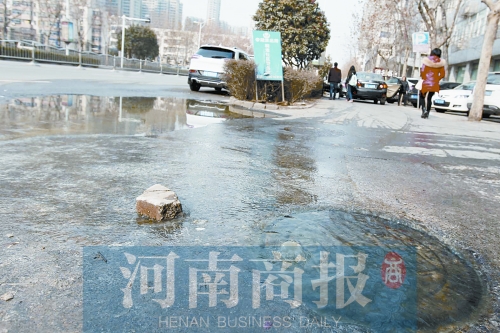 路邊的窨井不斷向外冒污水 路邊的窨井不斷向外冒污水