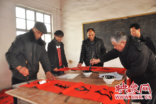 鞏義市魯莊鎮(zhèn)農(nóng)民書(shū)法愛(ài)好者正在寫(xiě)春聯(lián)。