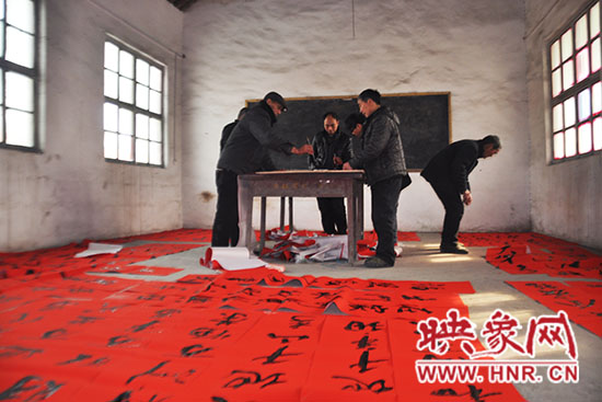 目前已經(jīng)書(shū)寫(xiě)了超過(guò)一萬(wàn)幅春聯(lián)。