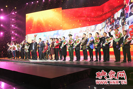 10位獲獎?wù)吆?個愛心集體合影。