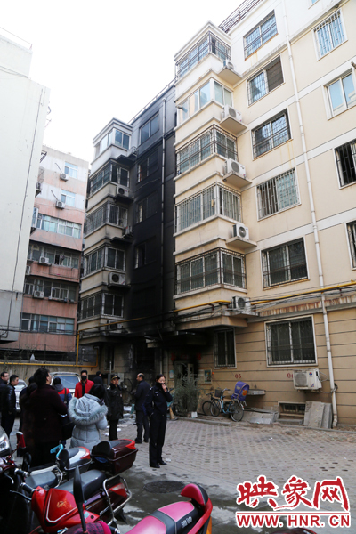 從一樓到六樓的外墻一片漆黑。