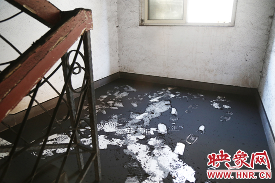 一樓到六樓的樓道內(nèi)都是黑色的煙塵。