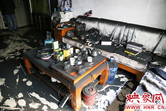 一樓住戶的家中到處都是黑煙灰兒，無法居住。