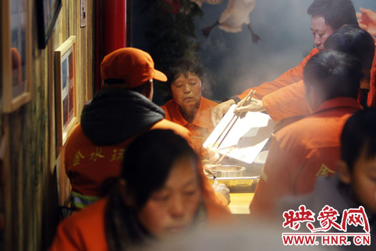 鄭州黃河路衛(wèi)生路附近一家火鍋店，宴請130名環(huán)衛(wèi)工人吃火鍋。
