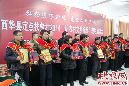 活動(dòng)現(xiàn)場(chǎng)，領(lǐng)導(dǎo)們向獲得“文明好家庭”、“文明好孝賢”、“文明好青年”、“文明好媳婦”、“文明好學(xué)生”