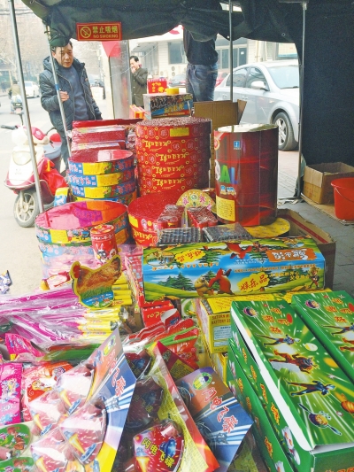 　鞭炮攤兒主售賣的煙花爆竹種類齊全。