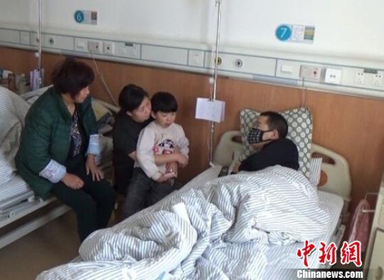 　一家4口在病房里團(tuán)聚過年。