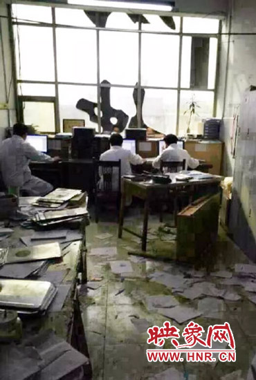 醫(yī)院辦公室內(nèi)病人病歷被扔了一地。（圖片來自網(wǎng)絡(luò)）