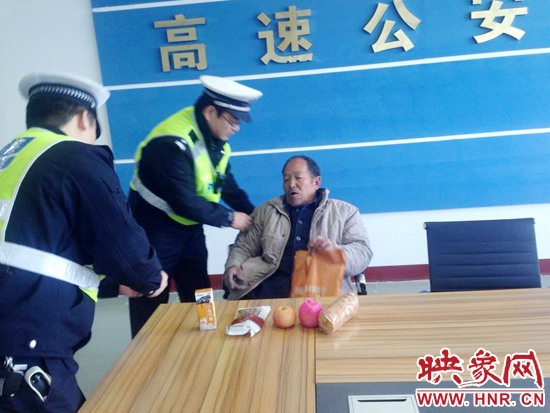 民警將老人帶回駐地。