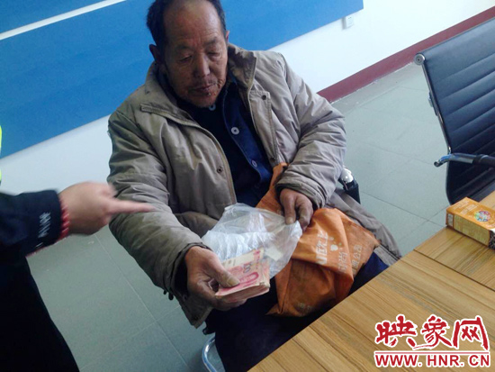 在把老人帶回駐地后，老人竟又從身上掏出幾千元現(xiàn)金要塞給民警。