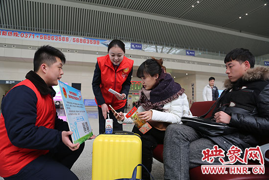 邀請(qǐng)旅客掃二維碼參加活動(dòng)。