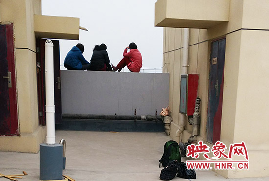 三人在樓頂始終不肯下來(lái)。