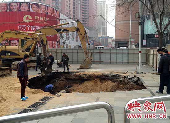 塌陷現(xiàn)場正在搶修 塌陷現(xiàn)場正在搶修