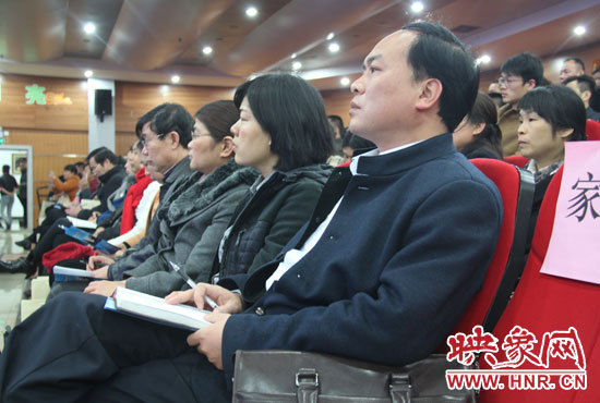 認真聽取招生政策的學(xué)生家長。