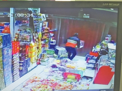 監(jiān)控中顯示，當(dāng)時竊賊抱起募捐箱就跑。