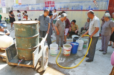 安陽一供水管爆裂屢修不成 村民連洗腳水都舍不得倒 安陽一供水管爆裂屢修不成 村民連洗腳水都舍不得倒