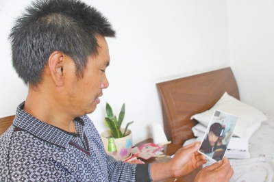 46歲的山村農(nóng)民祁振崗在失去兒子的同時，又陷入了“沒錢帶兒子回家”的揪心之痛中。