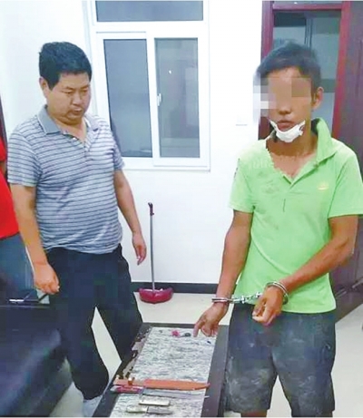 犯罪嫌疑人張某某（右）被抓時，挎包中被搜出兩把長約30厘米的尖刀