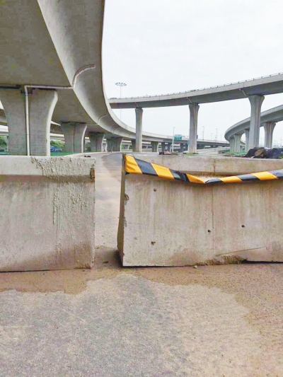  京廣快速路北延地面道路北三環(huán)入口處，一排石墩擋道，不讓入內(nèi)。