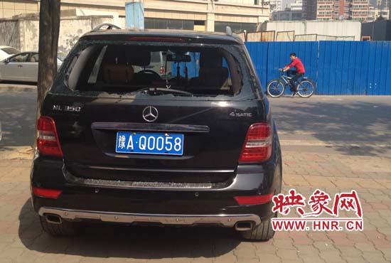 奔馳車夜停路邊被砸，損失萬元以上
