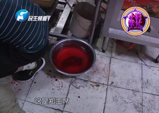 老板竟突然在廚房內(nèi)割腕自殺!發(fā)現(xiàn)意外情況后，小莉趕緊對傷者進(jìn)行包扎，并撥打了120急救電話。