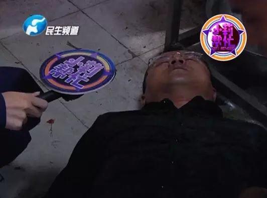 老板竟突然在廚房內(nèi)割腕自殺!發(fā)現(xiàn)意外情況后，小莉趕緊對傷者進(jìn)行包扎，并撥打了120急救電話。